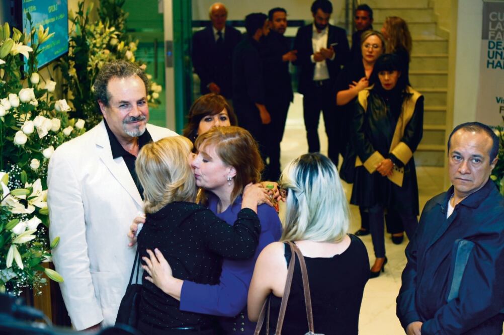 Maribel Robles, esposa de Rogelio Guerra, recibió las condolencias. Foto: YADÍN XOLALPA. EL UNIVERSAL