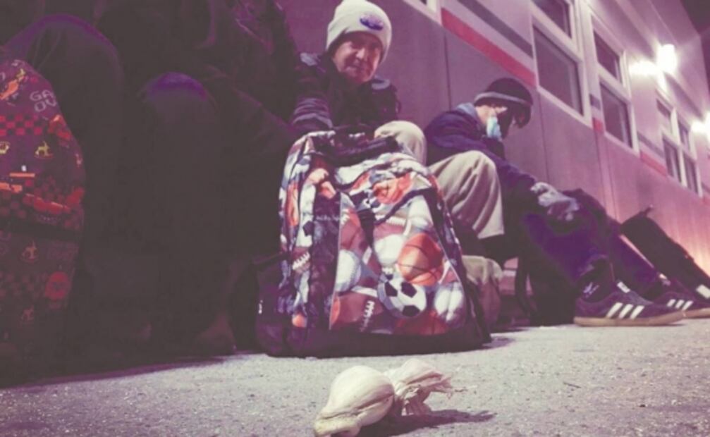 Deportados, sin dónde dormir y con sólo un ajo en la bolsa