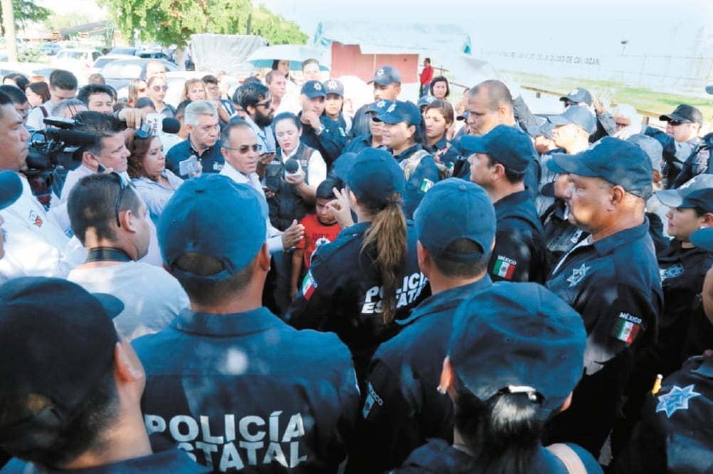Personal de seguridad de los penales de Culiacán y Los Mochis pararon durante una hora sus labores para exigir mejores condiciones de trabajo. (ESPECIAL)