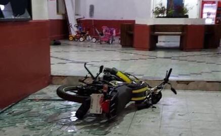 Presuntos huachicoleros vandalizan alcaldía y queman motocicletas en Hidalgo