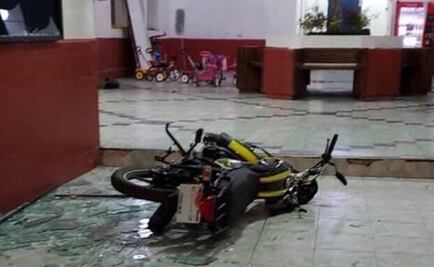 Presuntos huachicoleros vandalizan alcaldía y queman motocicletas en Hidalgo