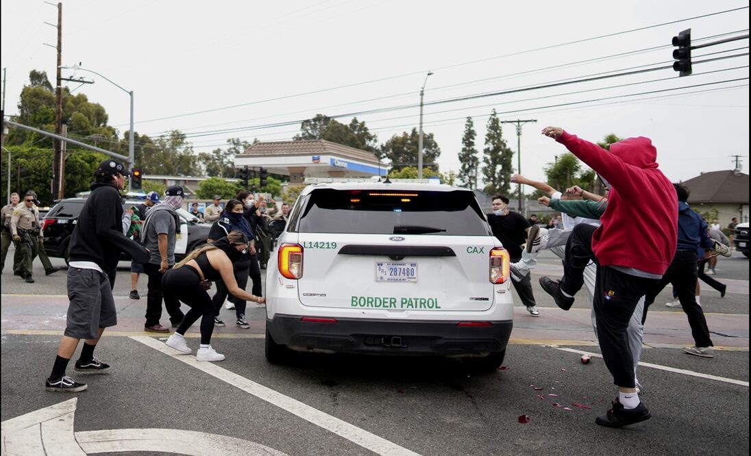 Manifestantes patean una Patrulla Fronteriza durante una manifestación en la sección Paramount de Los Ángeles, el sábado 7 de junio de 2025. Foto: AP