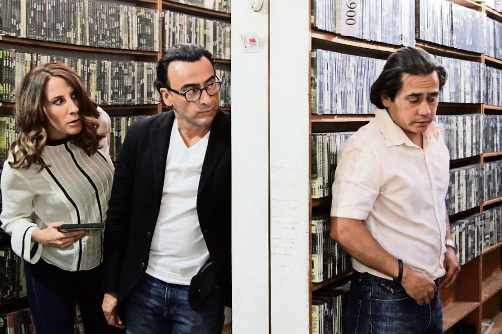 En secuencia Mónica Huarte, Adal Ramones y Jorge Adrián Espíndola, en un video club (CARLOS MEJÍA. EL UNIVERSAL)