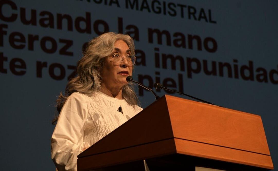 La escritora Cristina Rivera Garza dictó la conferencia magistral “Cuando la mano feroz de la impunidad te roza la piel” en la UNAM (13/04/2026). Foto: Santiago Cadena/ EL UNIVERSAL