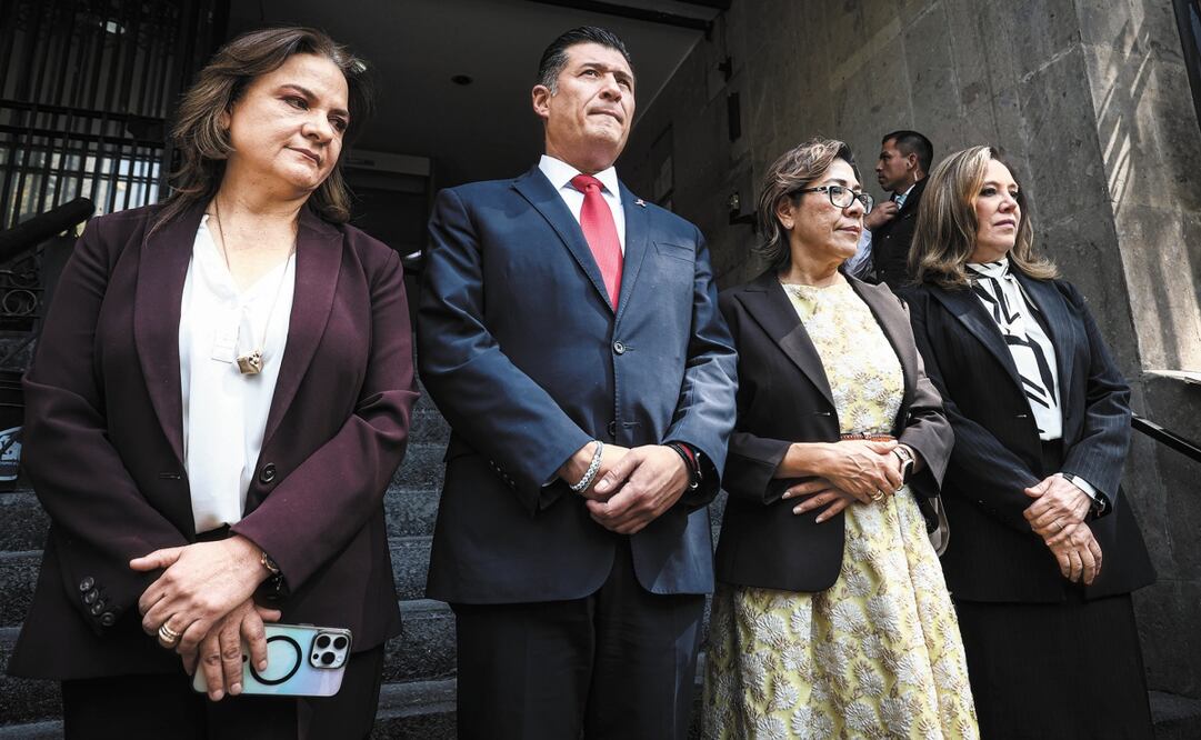 Los comisionados del INAI, Julieta del Río, Adrián Alcalá, Josefina Román y Blanca Lilia Ibarra, luego de la reunión que sostuvieron con la secretaria de Gobernación, Rosa Icela Rodríguez, para abordar la funcionalidad del instituto y evitar su desaparición. Foto: Gabriel Pano | El Universal