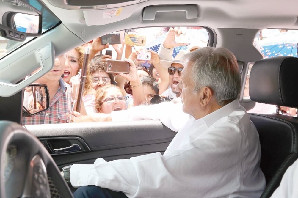 Ante simpatizantes de Yolomécatl que pidieron a AMLO descendiera, dijo: “No me voy a bajar”. (VALENTE ROSAS. EL UNIVERSAL)