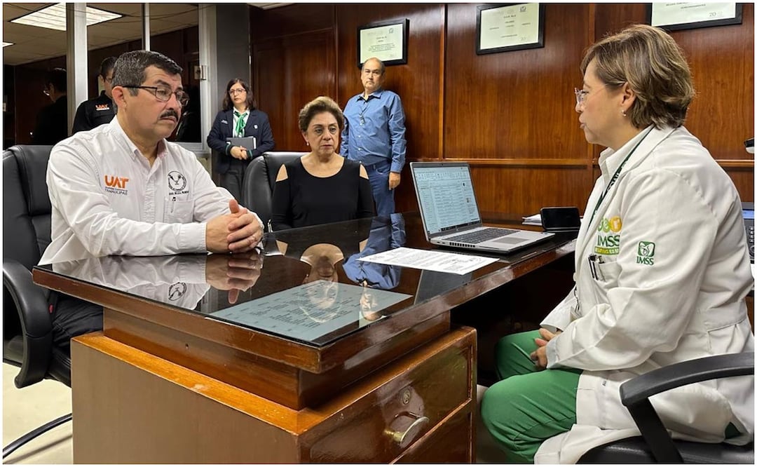 Dámaso Anaya Alvarado, rector de la Universidad Autónoma de Tamaulipas visita a Melanie y a su familia en el hospital (6/11/2024). Foto: Especial