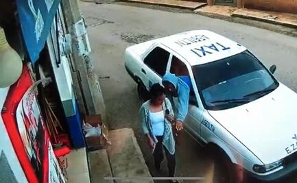 Sin detenerse, arrebatan bolsa a mujer desde un taxi, en Morelos