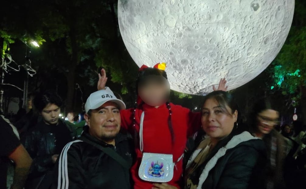 Familias enteras apreciaron la Luna Gigante sobre Paseo de la Reforma. Fotos: Arantxa Meave / EL UNIVERSAL.