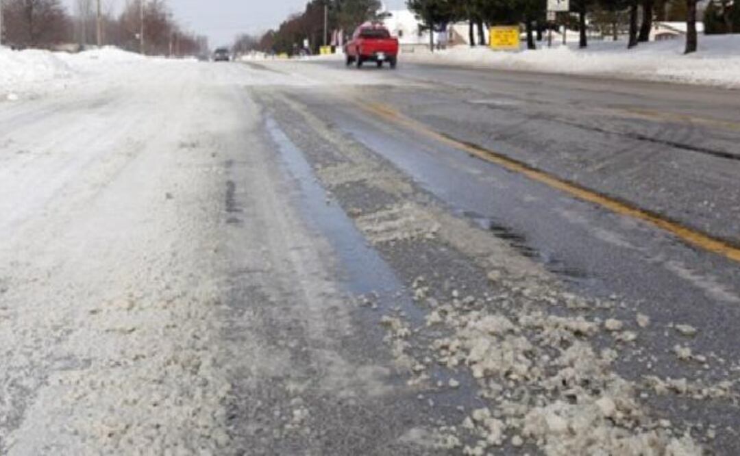 Se prevé que las temperaturas gélidas puedan provocar el congelamiento de la carpeta asfáltica, por lo que se exhorta a la población a atender los avisos de SMN. Foto: Especial