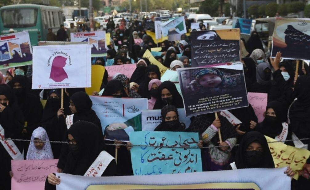 Con las ucranianas en mente, marchan miles de mujeres en Europa en defensa de sus derechos