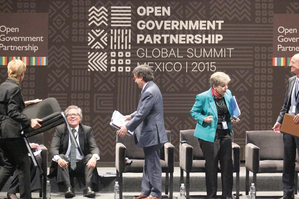 Luis Almagro, de la OEA, se sentó en el piso por la falta de sillón; estuvo acompañado por Luis A. Moreno, del BID, y Alicia Bárcenas, de la CEPAL (LUCÍA GODÍNEZ. EL UNIVERSAL)