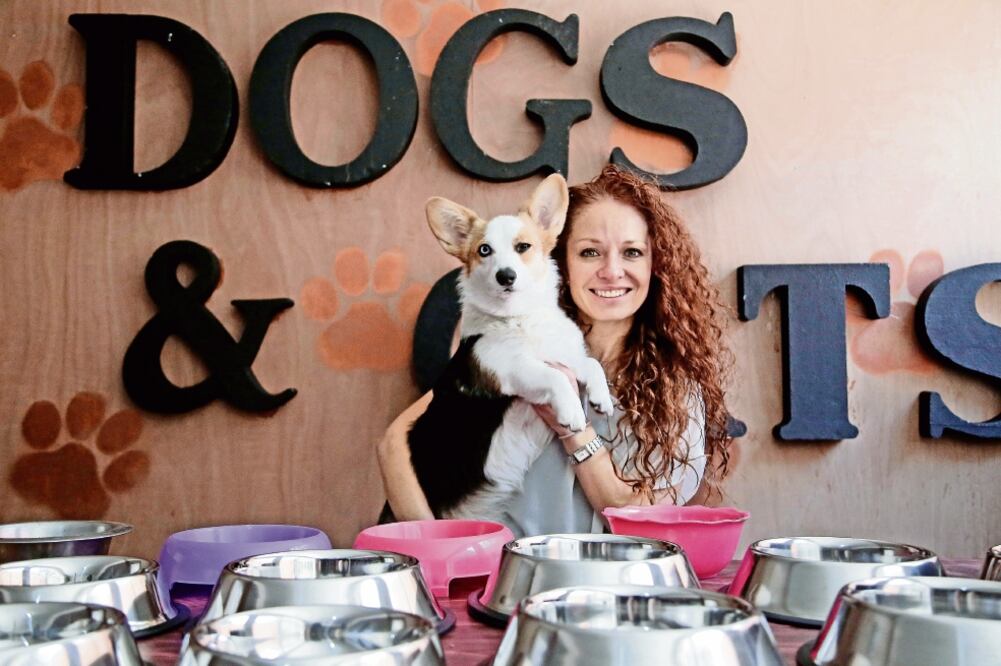 Vanessa Lozano es cuidadora de perros y gatos. Ella es la número uno dentro del servicio del portal de internet cuidamimascota.com.mx, y destaca entre los mil cuidadores que conforman la comunidad de la plataforma (ALEJANDRA LEYVA)