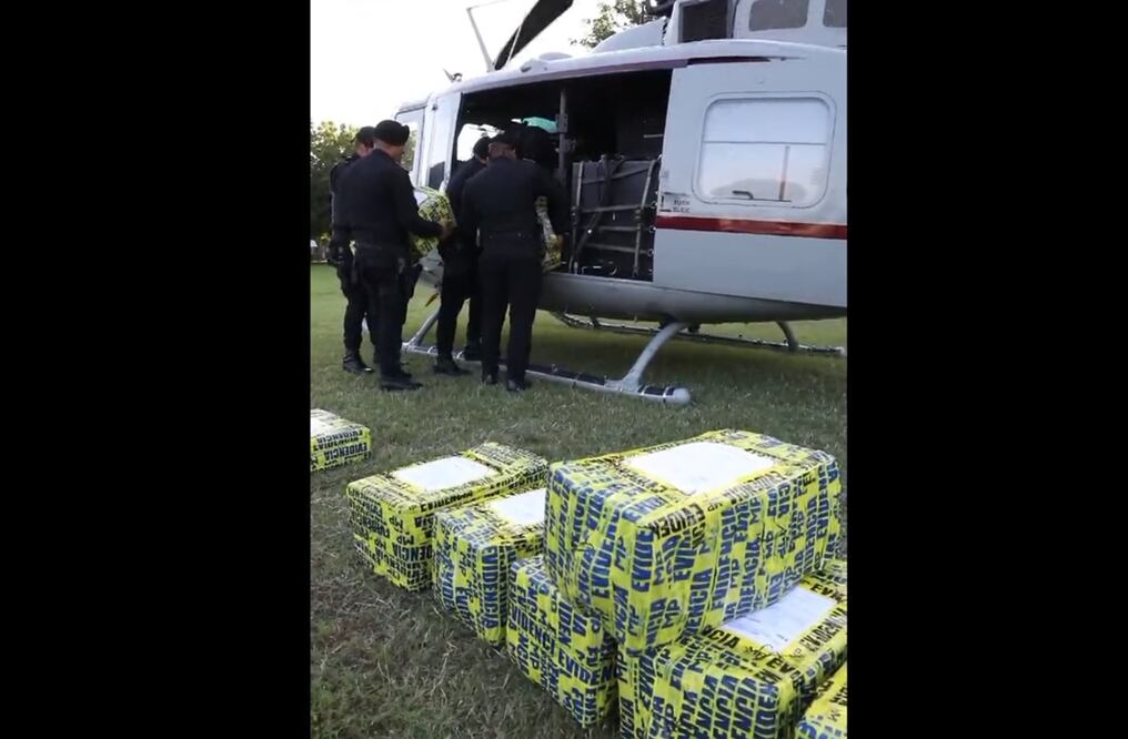 La policía en la red social X (antes Twitter) indicó que el cargamento incautado asciende a "1.056 kilos de cocaína". Foto: tomada de video