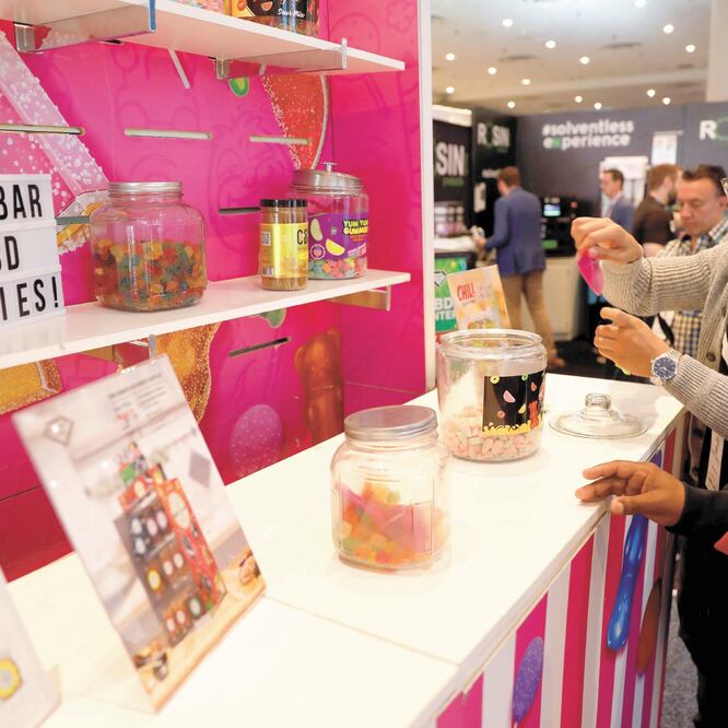 En Canadá y Estados Unidos la legislación permite el rastreo de la cannabis desde la semilla hasta la venta del producto final, este sistema garantiza el cumplimiento normativo y la recaudación de impuestos. MIKE SEGAR. REUTERS