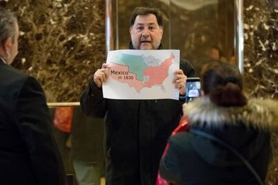 Noroña protesta en la Torre Trump contra el muro con México