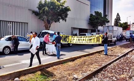 Protestan con pastel por edificio inconcluso de Policía de Tlalnepantla
