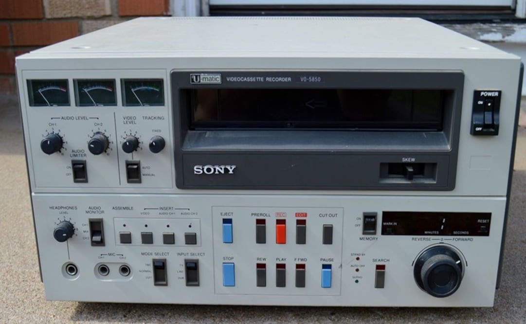 U-matic: fue el primer formato de videocinta comercial en el mundo. Creado en 1969 por SONY y sus cintas tenían una duración de 90 minutos.
Cortesía: Pinterest