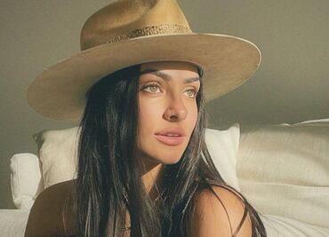 Renata Notni deslumbra en falda con bustier y botas vaqueras