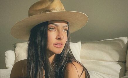 Renata Notni deslumbra en falda con bustier y botas vaqueras