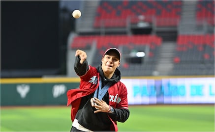 Osmar Olvera lanza primera bola en juego de los Diablos Rojos del México 