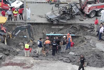Sacan camioneta que cayó en socavón de Mty