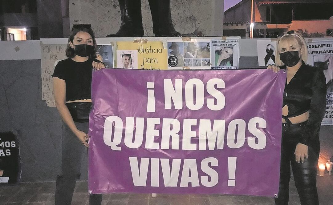 Marisol (der.) participaba en la toma pacífica del Palacio Municipal de Guaymas cuando hombres abrieron fuego. Foto: Especial