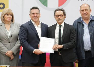 “Siempre sí"; llega Gabriel Quadri sonriente al PRI a su registro por candidatura del Frente Amplio