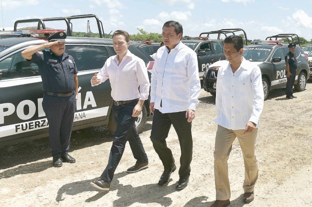 Durante la entrega de patrullas en Chiapas, acompañado del gobernador Manuel Velasco (izq.), Miguel Ángel Osorio Chong (al centro) señaló que es necesario que los gobernadores inviertan en equipo para los cuerpos de seguridad (SEGOB)