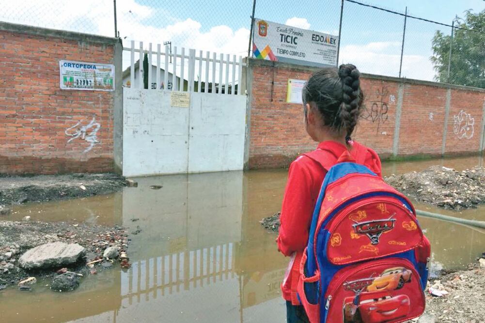 El centro educativo anegado es el Ticic, con clave CCT 15EPR48262, de tiempo completo. Vecinos claman ayuda porque temen que ahí se desarrollen infecciones. (EMILIO FERNÁNDEZ. EL UNIVERSAL)