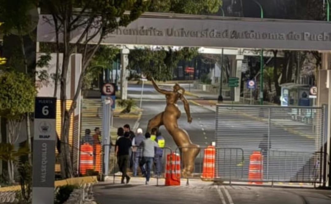 Los estudiantes tomaron desde la noche de ayer los accesos a Ciudad Universitaria, impidiendo el acceso a profesores y estudiantado. Foto: Especial