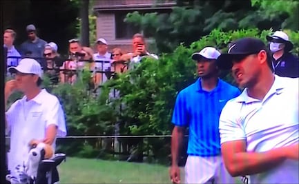 Aficionados salen a la calle sin cubrebocas para ver a Tiger Woods