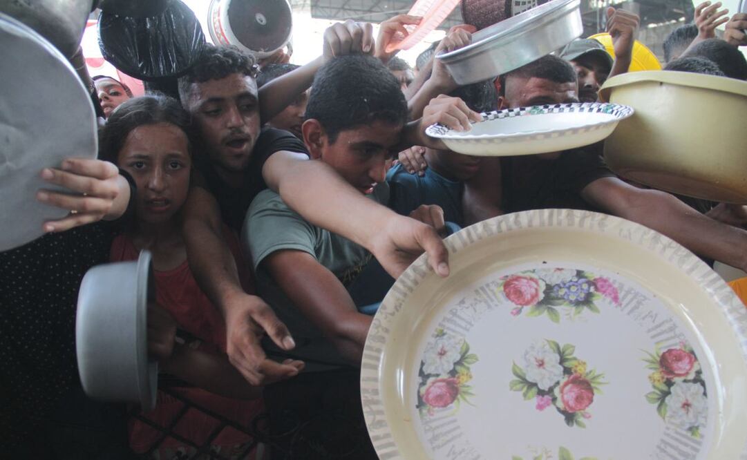 Se espera que esta cifra, basada en la información recopilada hasta el 15 de agosto, aumente a casi 641 mil para finales de septiembre. En la imagen personas intentan conseguir ayuda alimentaria, en el campamento de refugiados de Jabalia. Foto: Xinhua