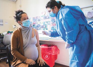 Vacunas antiCovid en embarazadas deben administrarse luego del primer trimestre, recomienda la OPS