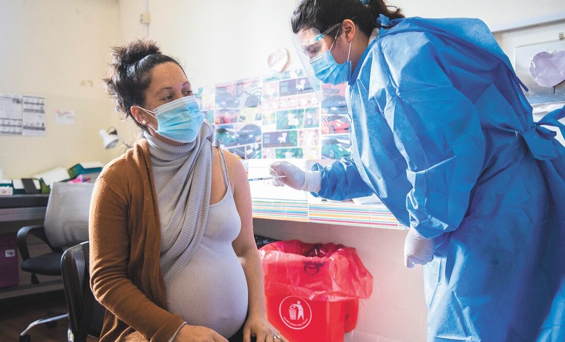 Aplicación de la vacuna Pfizer en mujeres en etapa de gestación. Foto: AP, archivo