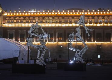 ¡Calaveras gigantes invaden el Zócalo capitalino!; Alistan Mega Ofrenda de Día de Muertos