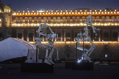 ¡Calaveras gigantes invaden el Zócalo capitalino!; Alistan Mega Ofrenda de Día de Muertos
