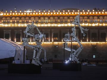 ¡Calaveras gigantes invaden el Zócalo capitalino!; Alistan Mega Ofrenda de Día de Muertos