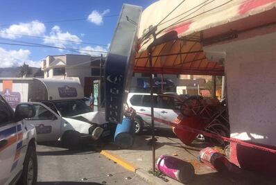 Emiten alerta por vientos fuertes en SLP; van 10 árboles caídos