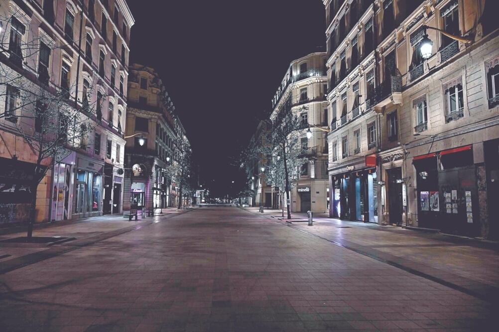 Las calles de la ciudad francesa se vaciaron ayer, luego del toque de queda nocturno que fue decretado ante el aumento de contagios del virus. Foto: Jeff Pachoud. AFP