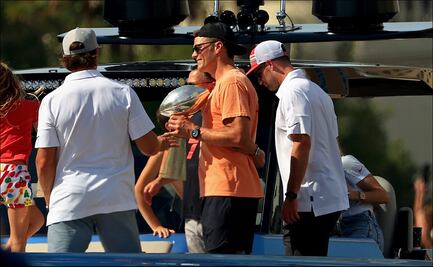 Exigen a Tom Brady disculparse por lanzar el trofeo Vince Lombadi