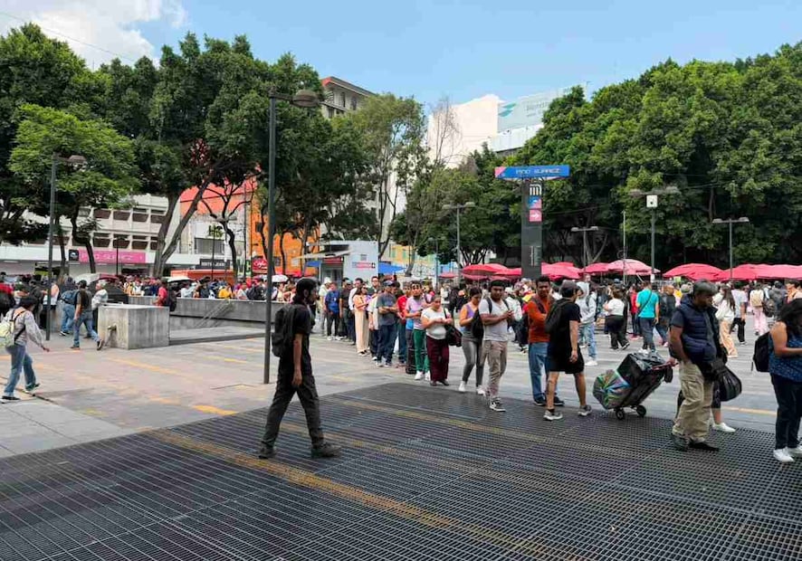 La explanada ubicada a las afueras de la estación Pino Suárez luce abarrotada por personas que buscan continuar su trayecto. Foto: Leonardo Lugo / EL UNIVERSAL