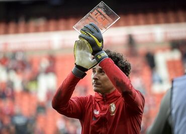 Memo Ochoa se despide del Standard de Lieja