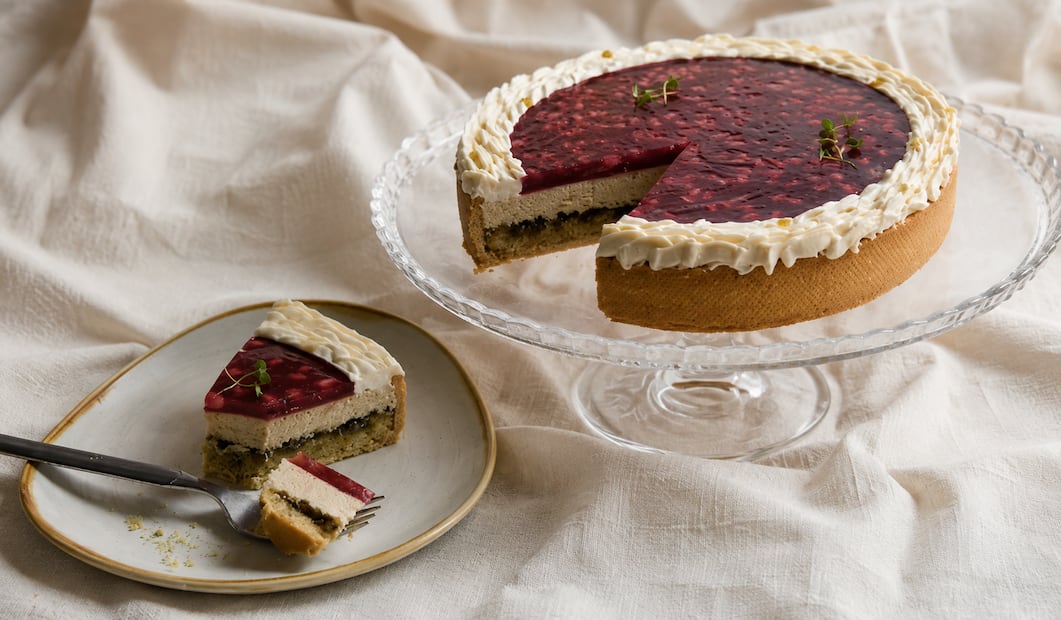 Este postre integra el chile poblano a la preparación dulce. Foto: Instagram @pasteleriaamado