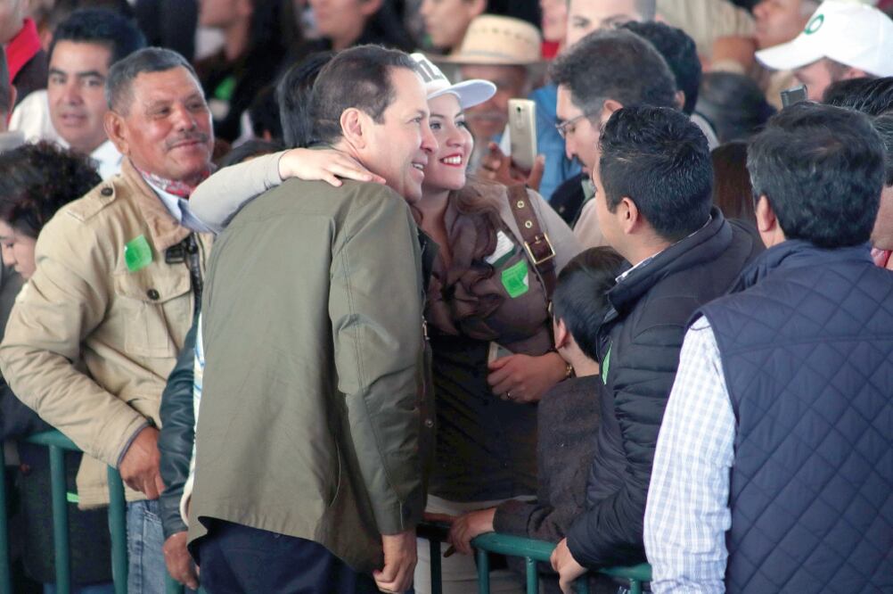 El gobernador Eruviel Ávila Villegas, quien deja el cargo el próximo viernes, recibió muestras de afecto de la población en el acto de entrega de la primera etapa de la modernización de la carretera Ixtlahuaca-Ji lotepec. (ARIEL OJEDA. EL UNIVERSAL)