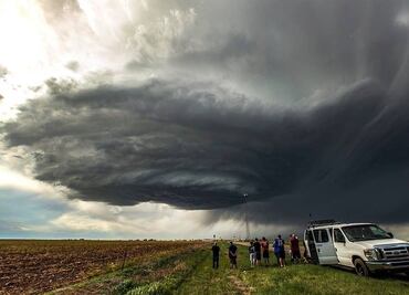 Tornados mantienen en alerta a 16 millones de personas y dejan 23 muertos en EU
