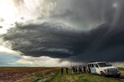 Tornados mantienen en alerta a 16 millones de personas y dejan 23 muertos en EU