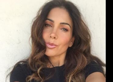 Paty Manterola posa "topless" y muestra curvas en bikini