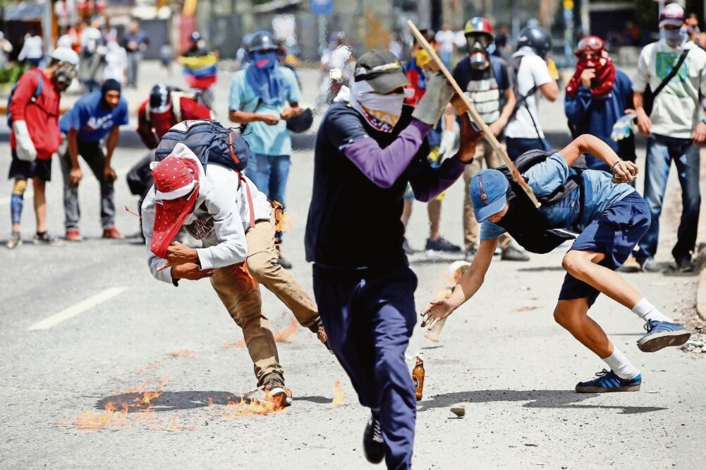 Los opositores venezolanos realizaron ayer un “tranca zo” (bloqueo) en las calles como medida contra el gobierno de Nicolás Maduro y para rechazar la Asamblea Constituyente en el país (ANDRÉS MARTÍNEZ. REUTERS)