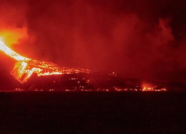 "Mi casa tiembla con las explosiones del volcán, pero al menos sigue en pie": habitante espera regresar a La Palma